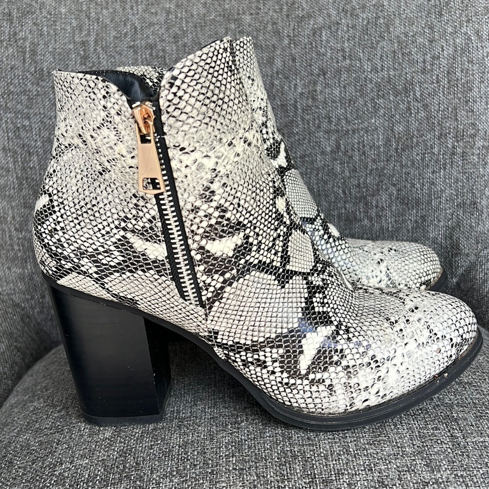 Super Cute Booties 🥰🐍🤍